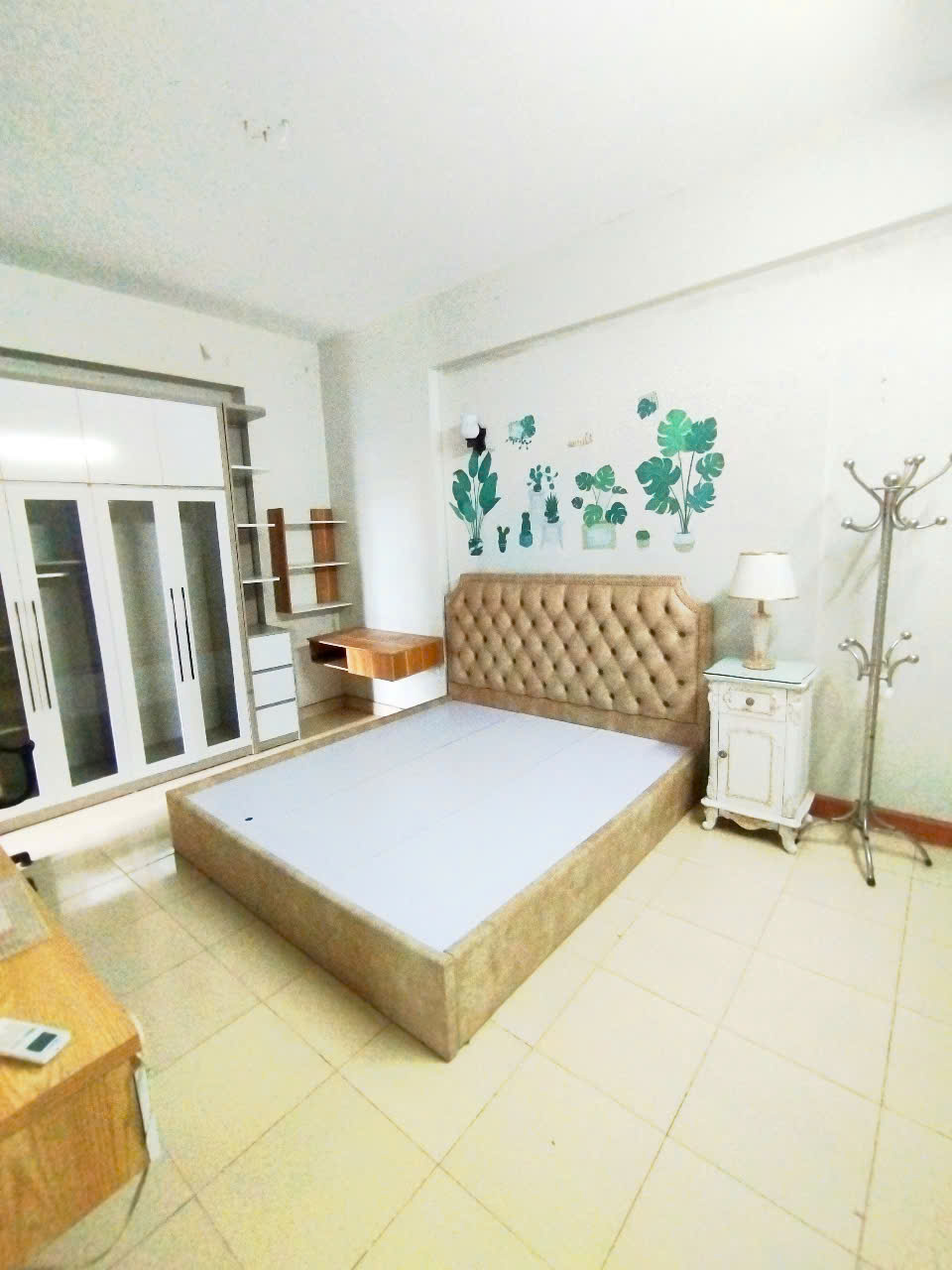 Cho thuê căn hộ chung cư Hoàng Cầu, 91m2, 2 ngủ (có thể cải tạo 1PN), có slot ô tô - Ảnh chính